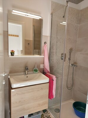 Shower, towels