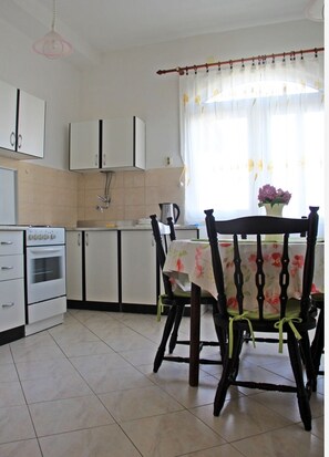 Frigorífico, horno, placa de cocina y cafetera o tetera