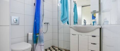 Badewanne, Haartrockner, Handtücher