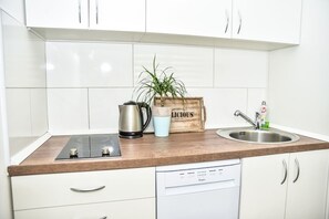 Kühlschrank, Mikrowelle, Herdplatte, Geschirrspüler