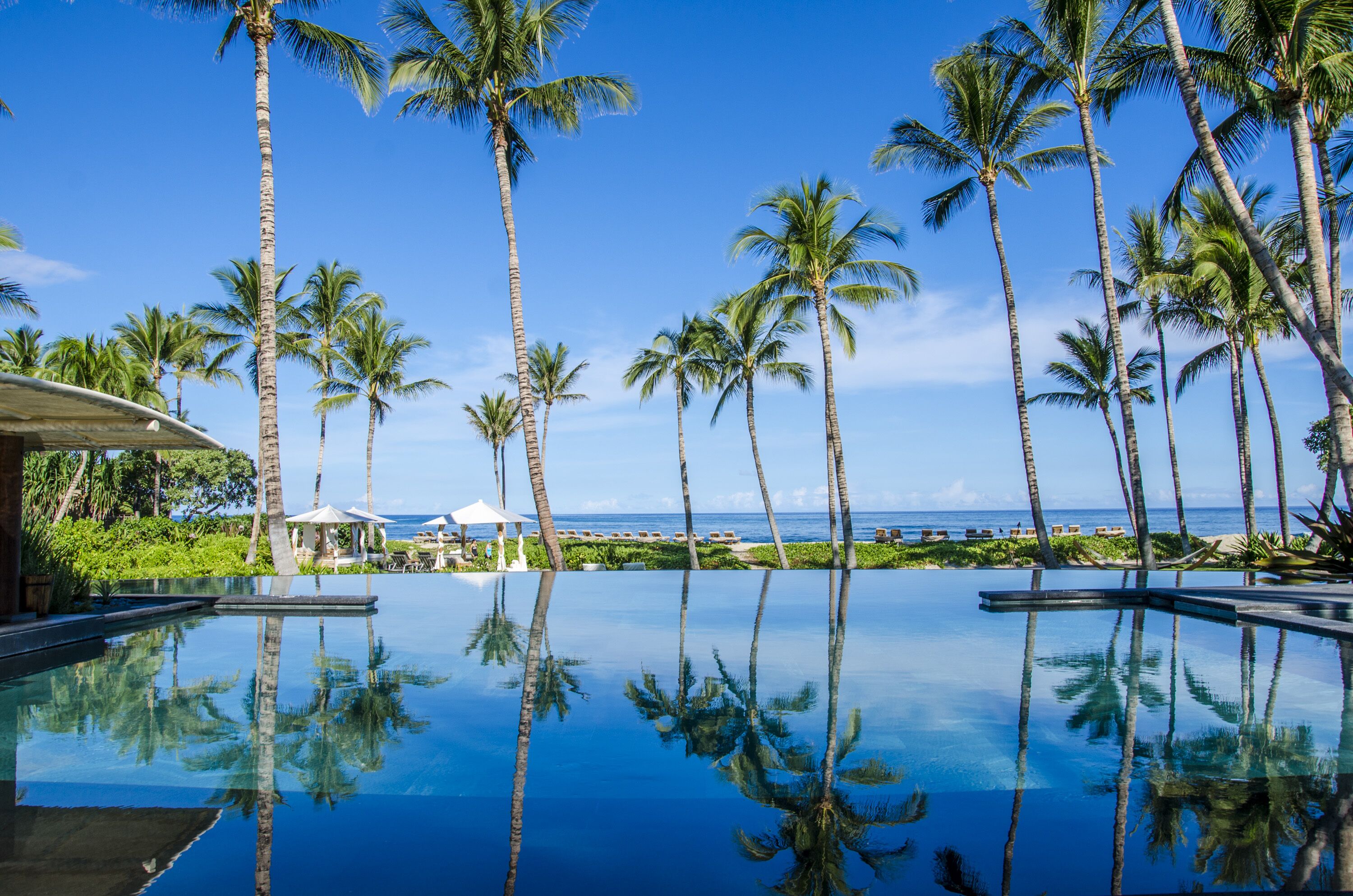 Utendørsbasseng og et oppvarmet basseng