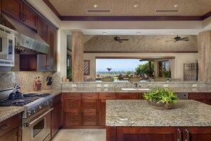 Kylskåp, mikrovågsugn, ugn och spishäll