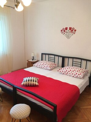 2 quartos, ferros/tábuas de passar roupa, Wi-Fi de cortesia