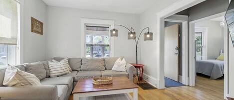 Älytelevisio, DVD-soitin, kirjoja, musiikkikirjasto