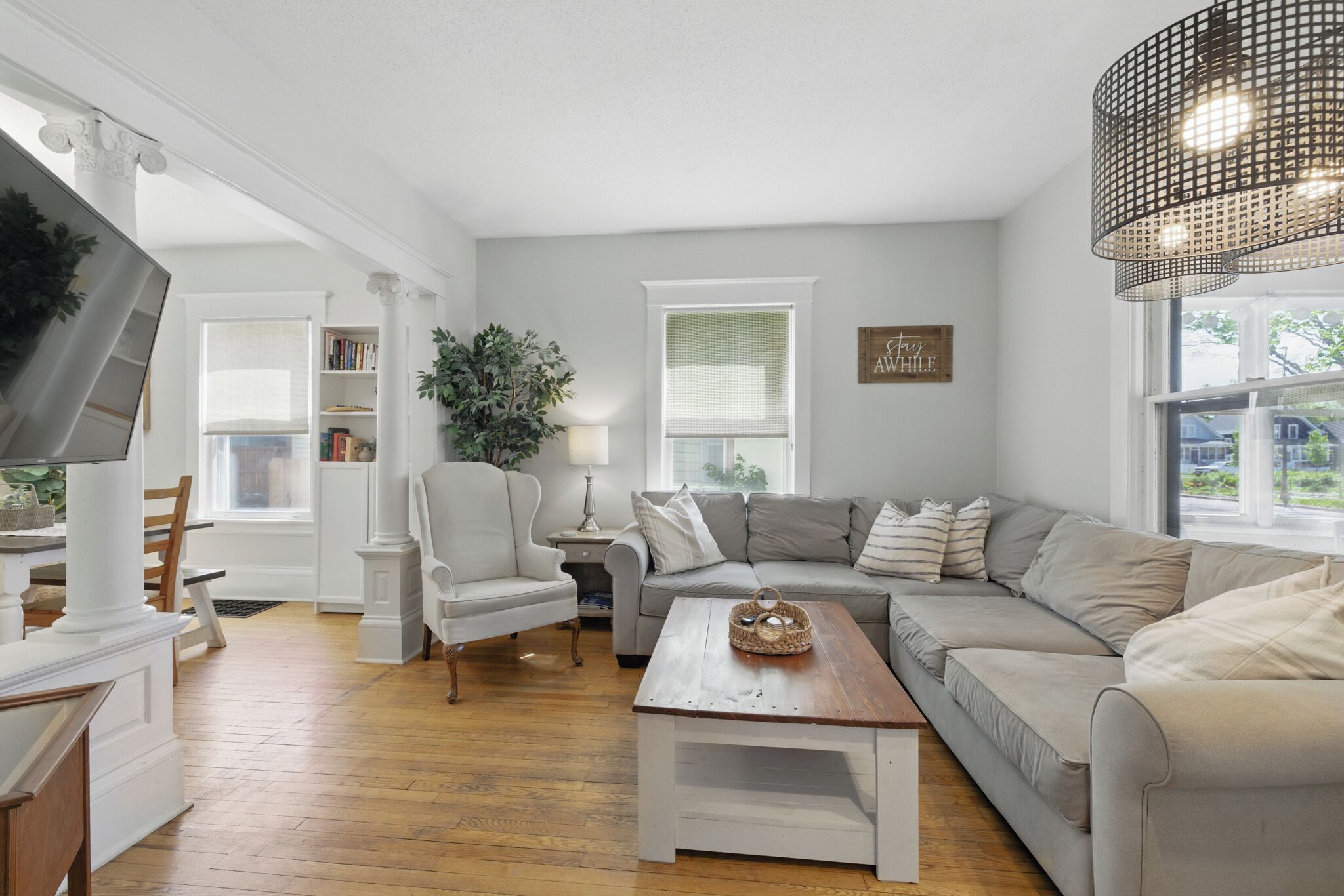 スマートテレビ、DVD プレーヤー、書庫、ミュージックライブラリ