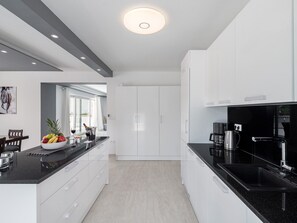 Réfrigérateur, micro-ondes, four, lave-vaisselle