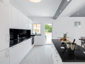 Refrigerador, microondas, horno, placa de cocina