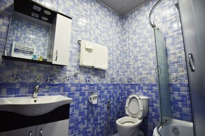 Serviettes fournies, shampoing, papier toilette