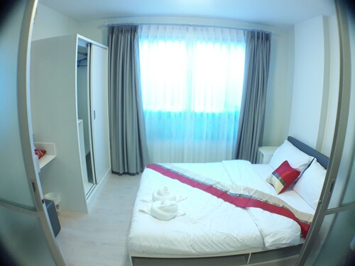 D condo Hyde Chiangrai. Authentic Thai hospitality. Room service is provided.