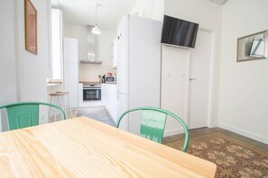Microwave, oven, dishwasher, coffee/tea maker