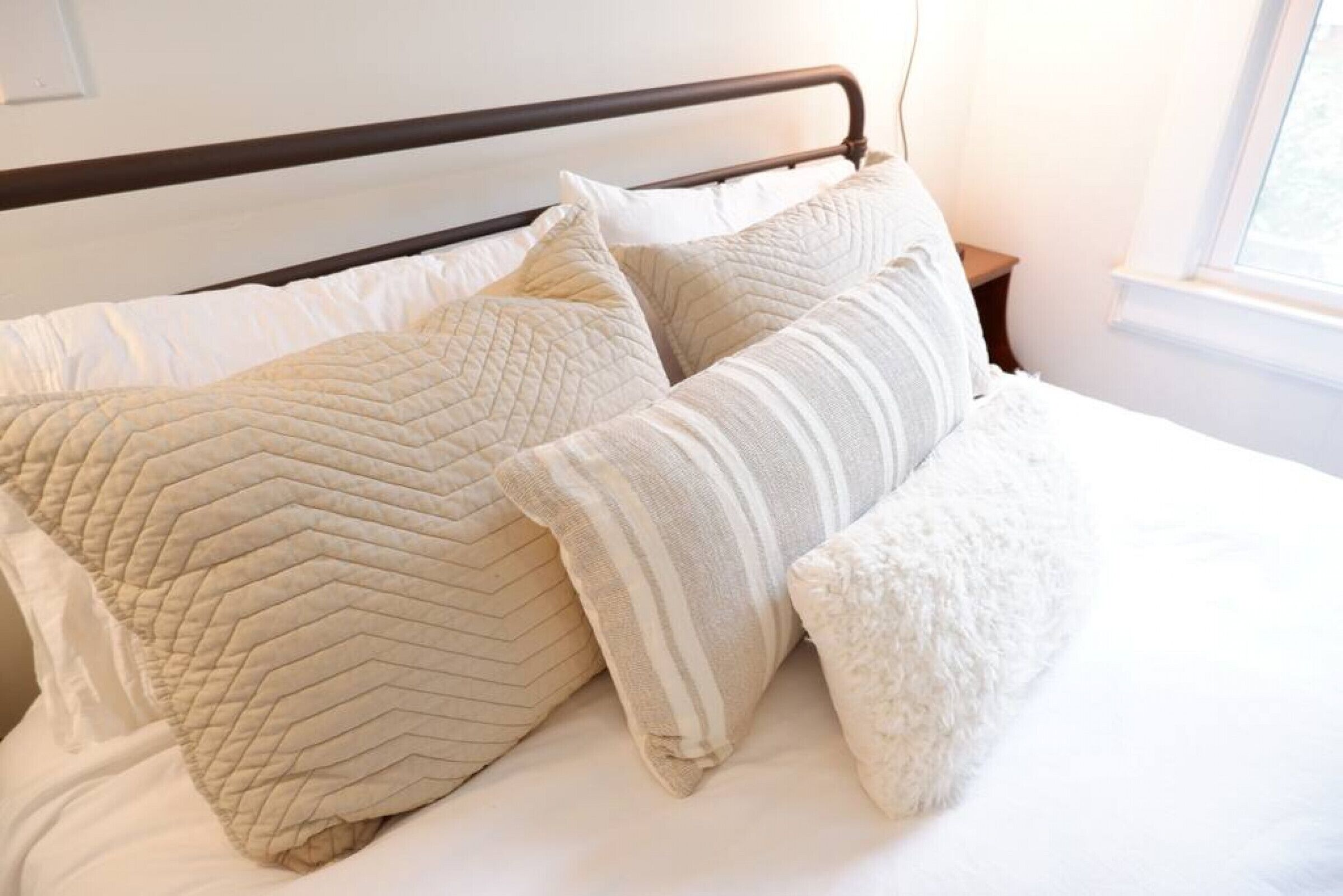 2 chambres, bureau, fer et planche à repasser, lit parapluie