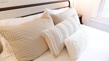 2 habitaciones, escritorio y tabla de planchar con plancha