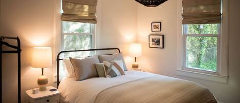 2 sovrum, skrivbord, strykjärn/strykbräda och resesäng