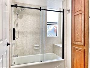 Ensemble douche/baignoire, sèche-cheveux, serviettes fournies, savon