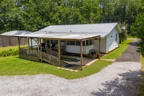 A small, single-story cabin with a covered porch and a grill area. - Fairhope 3BR house. 4min to Grand Hotel, 7min to Dwntown Fhope, 44min to Gulf (Fairhope)