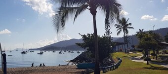 DAGDROMEN Airlie Beach Uitzicht op het water en momenten naar promenade.