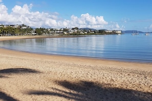 Una spiaggia nelle vicinanze