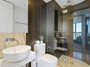 Kostenlose Toilettenartikel, Haartrockner, Handtücher