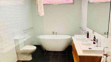 Baignoire et douche séparées, sÚche-cheveux