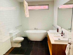 Bañera y ducha independientes y secador de pelo