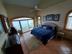 2 makuuhuonetta, työpöytä, silitysrauta/-lauta, ilmainen Wi-Fi