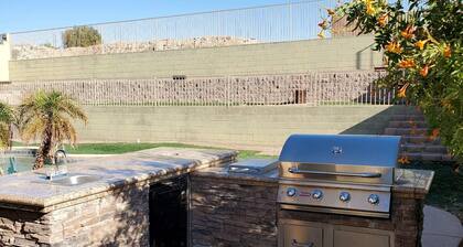 4 sänky Oasis Pool Home 5 minuutin päässä Lake, River, ja kasinot!