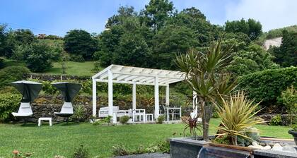 Maison moderne et romantique avec grand jardin pour se détendre