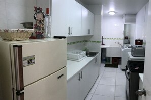 Een koelkast, een microgolfoven, een oven, een kookplaat