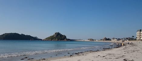 Sur la plage, serviettes de plage