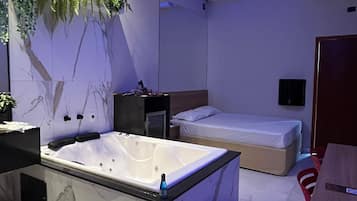 Minibar, decoración personalizada, escritorio y wifi gratis