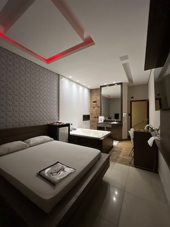 Frigobar, individualmente decorados, escrivaninha, Wi-Fi de cortesia. Motel Stilo