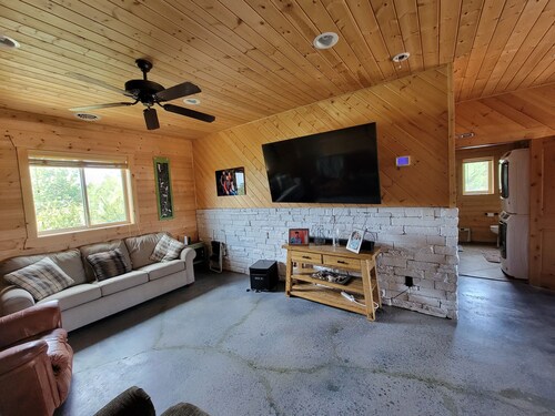 Missouri River Fishing and Hunting Lodge