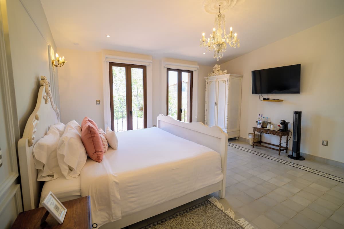 Deluxe Suite (Vinci) | 1 bedroom, premium bedding, pillowtop beds, in-room safe