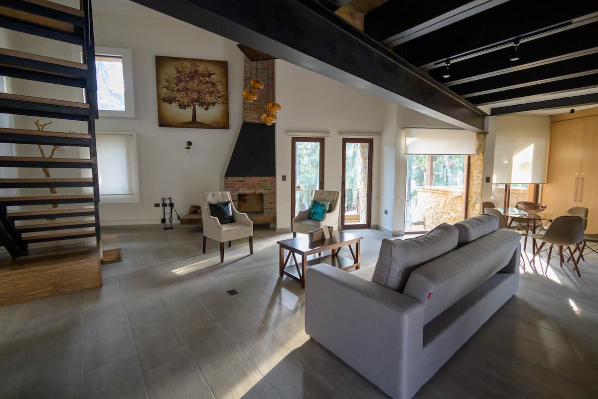 Loftsrom – elite (Volterra) | Oppholdsområde | En 55-tommers smart-TV med Parabol-TV samt TV