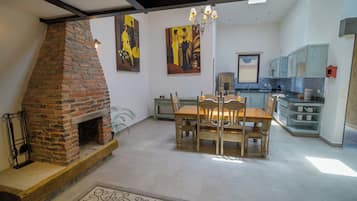 Loft familiar (Boccaccio) | Área de sala de estar | Smart TV de 55 pulgadas con canales vía satélite y televisión