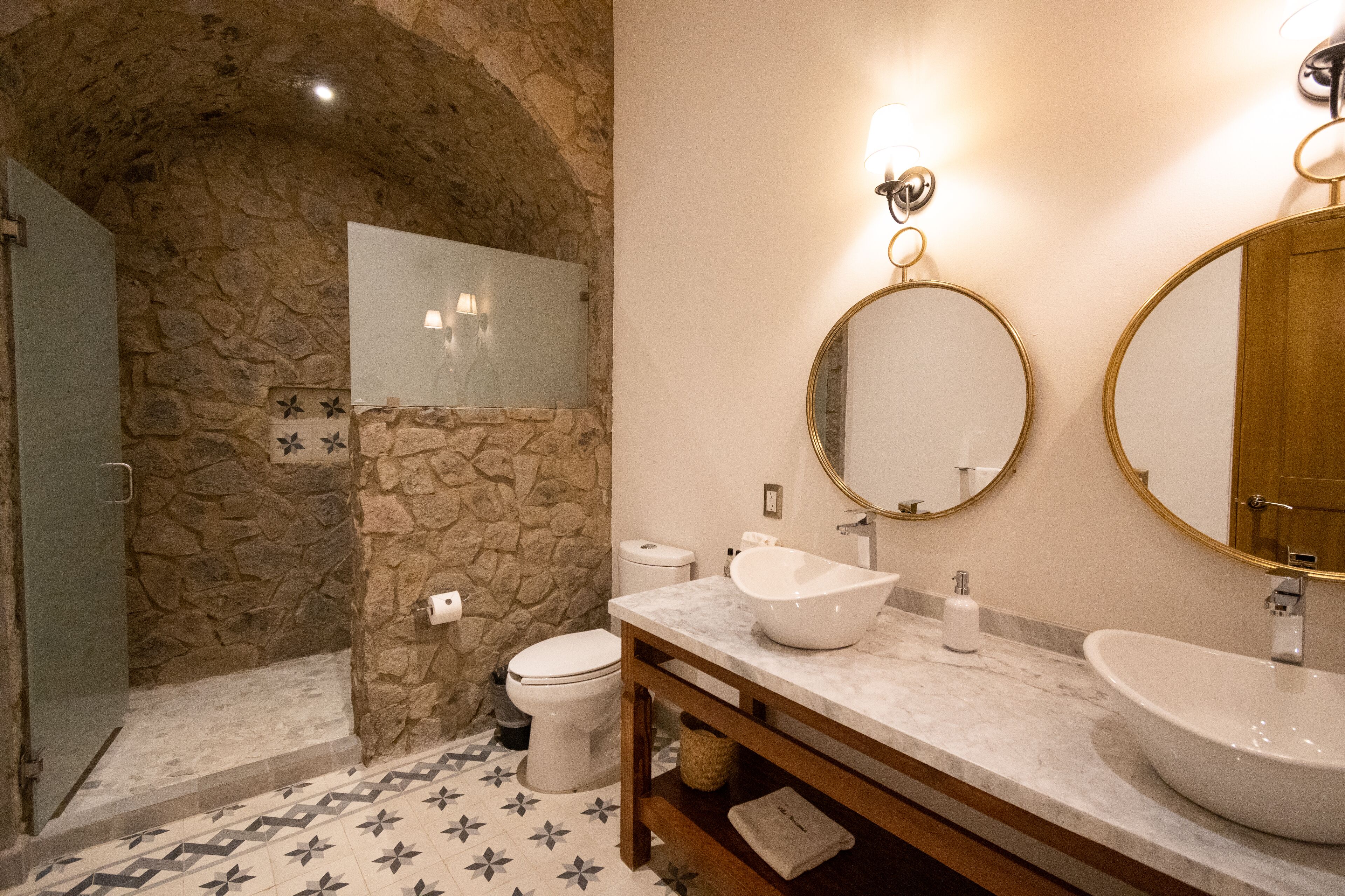 deluxe suite (ardenza) | bathroom | designer toiletries, hair dryer, bathrobes, slippers