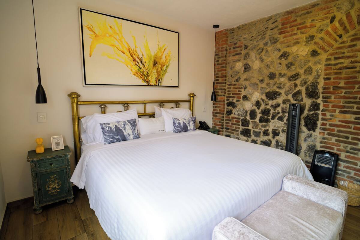 Deluxe Suite (Pienza) | Sengetøy av topp kvalitet, senger med overmadrass og safe på rommet