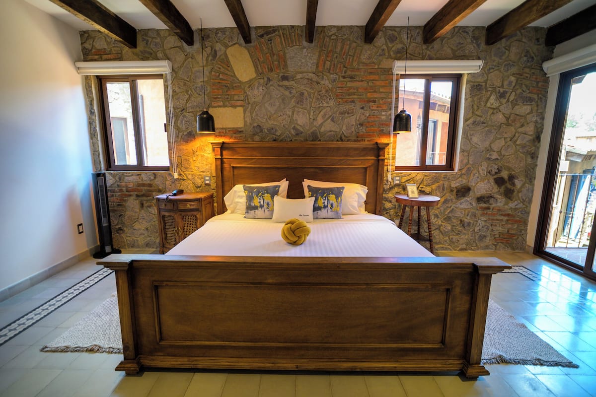 Deluxe Suite (Saturnia) | Sengetøy av topp kvalitet, senger med overmadrass og safe på rommet