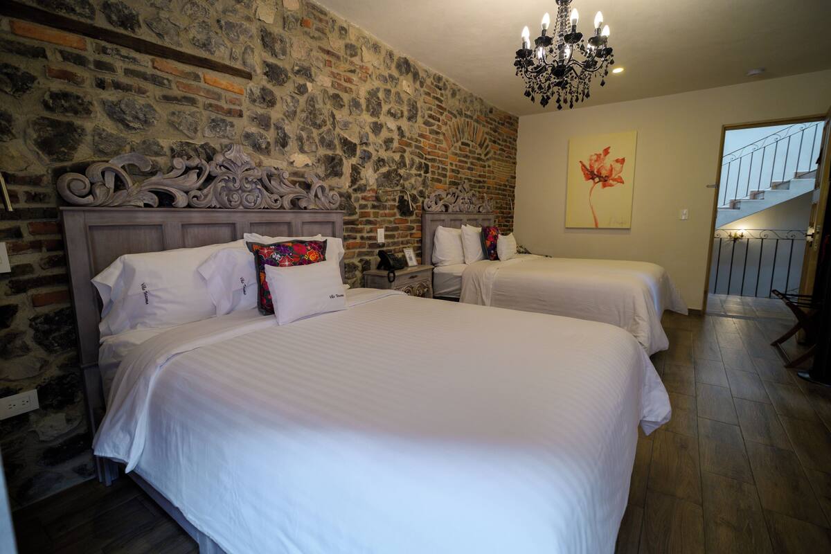 Elite Double Room (Anghiari) | Sengetøy av topp kvalitet, senger med overmadrass og safe på rommet