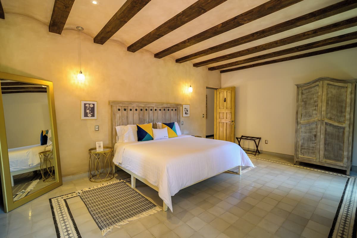 Deluxe Suite (Orbetello) | Sengetøy av topp kvalitet, senger med overmadrass og safe på rommet
