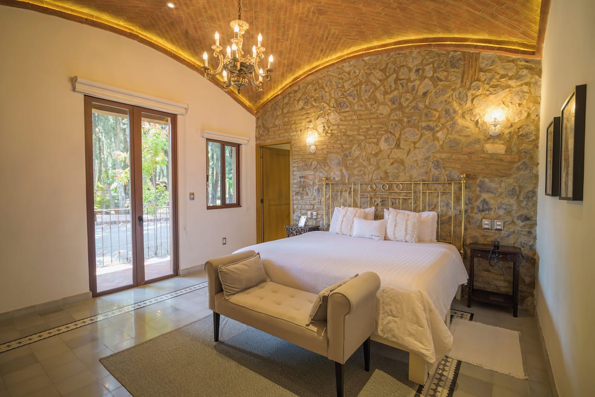 Deluxe Suite, Accessible (Bientina) | 1 bedroom, premium bedding, pillowtop beds, in-room safe