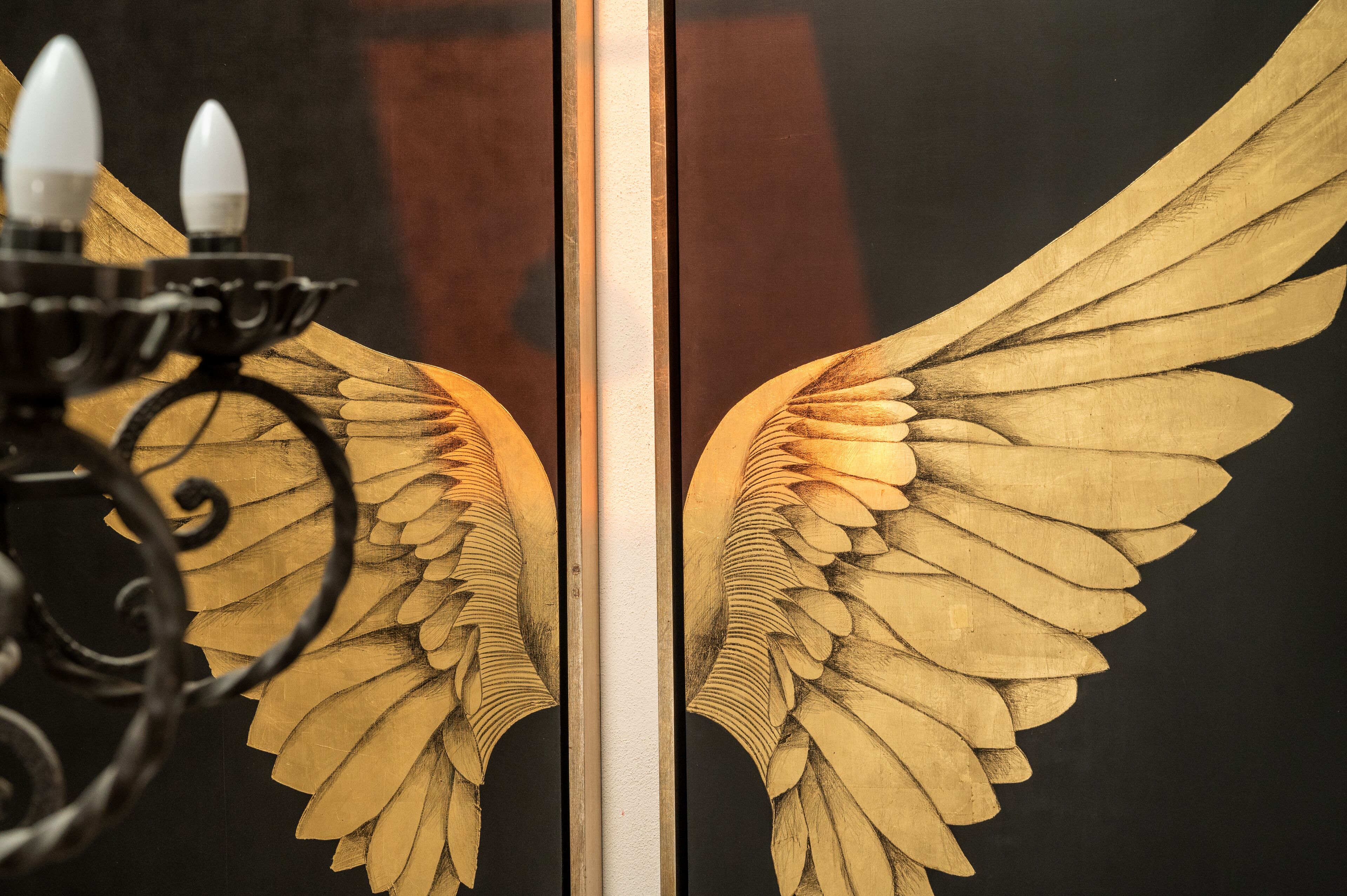 Ein Spiegel mit goldenem Flügeldesign.
