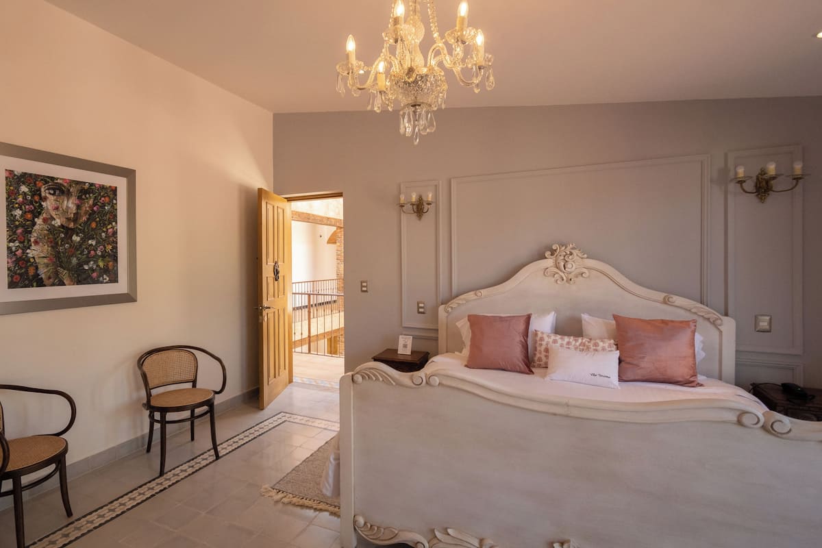 Deluxe Suite (Vinci) | Sengetøy av topp kvalitet, senger med overmadrass og safe på rommet
