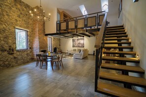 Family Loft (Arezzo) | Living area | 55-inch Smart TV with satellite channels, TV - Villa Toscana ValQuirico Lofts & Suites Hotel Boutique (Santeagueda)