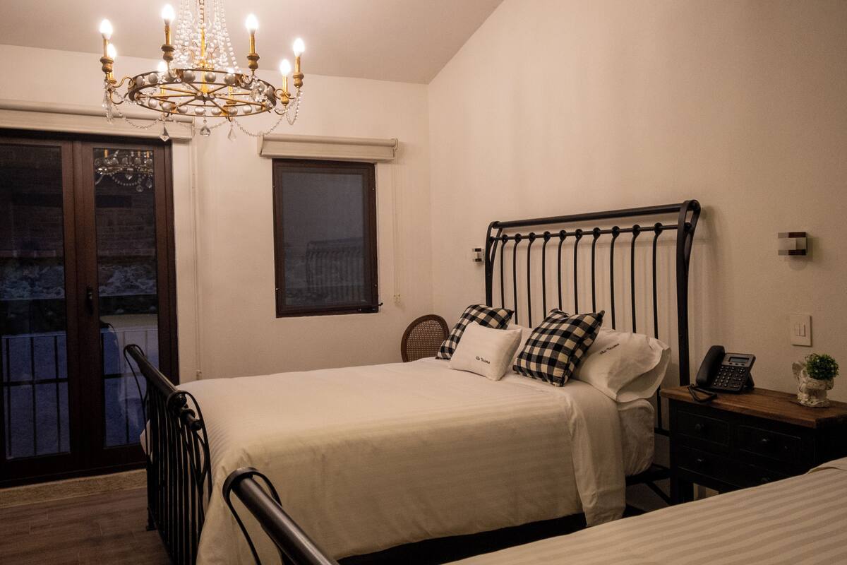 Elite Double Room (Cortona) | Sengetøy av topp kvalitet, senger med overmadrass og safe på rommet