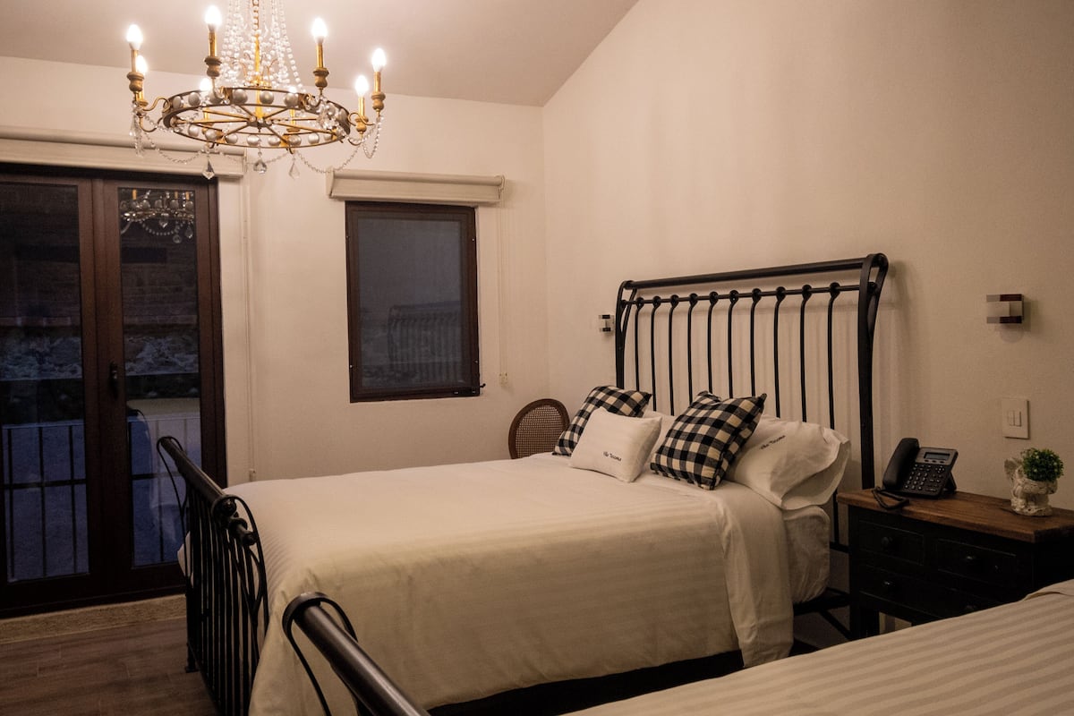 1 غرفة نوم وأغطية فراش متميزة وأسرّة بطبقة علوية مريحة وخزنة داخل الغرفة