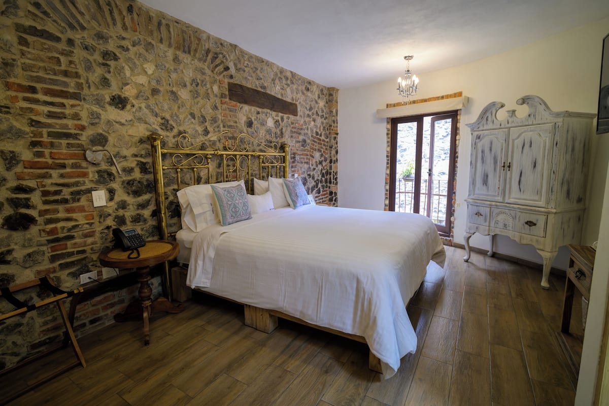 Deluxe Suite, 1 King Bed (Carrara) | Sengetøy av topp kvalitet, senger med overmadrass og safe på rommet