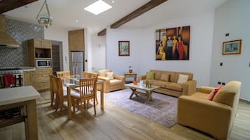Loft Confort (Lucca) | Área de sala de estar | Smart TV de 55 pulgadas con canales vía satélite y televisión