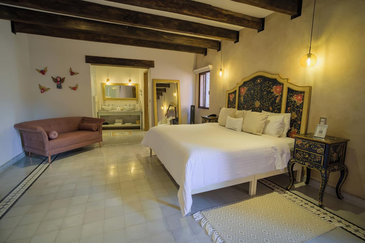 Deluxe Suite (Giglio) | 1 bedroom, premium bedding, pillowtop beds, in-room safe