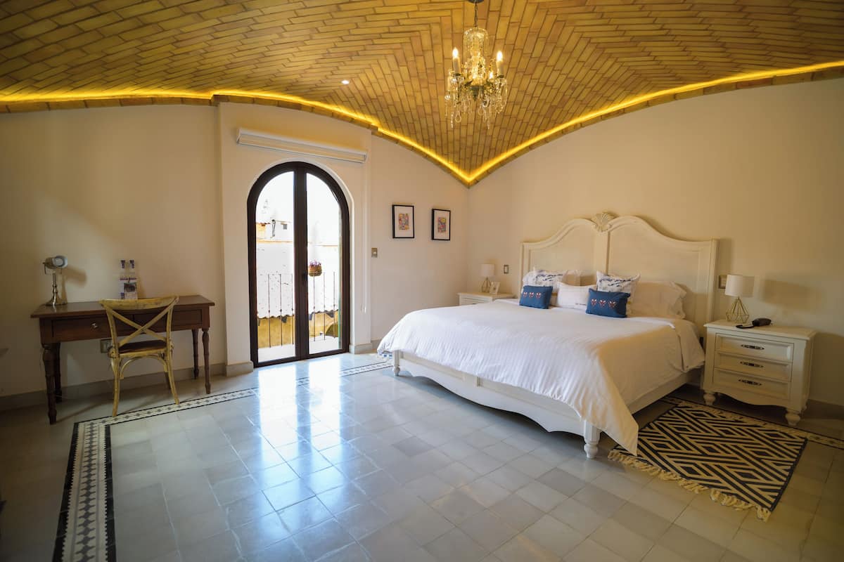 Deluxe Suite (Chiusi) | 1 bedroom, premium bedding, pillowtop beds, in-room safe